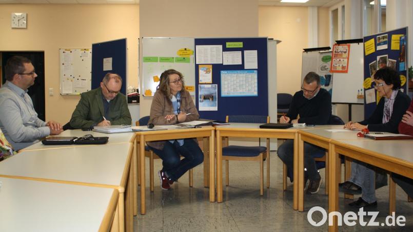 In der Schulverbandsversammlung informieren Kämmerer Christian Marzi (links) über den Verbandshaushalt und Schulleiterin Ulrike Neiser (rechts) über die allgemeine Situation des Schulstandorts. Dritte von links: stellvertretende Schulverbandsvorsitzende Carmen Pepiuk. Bild: bjp
