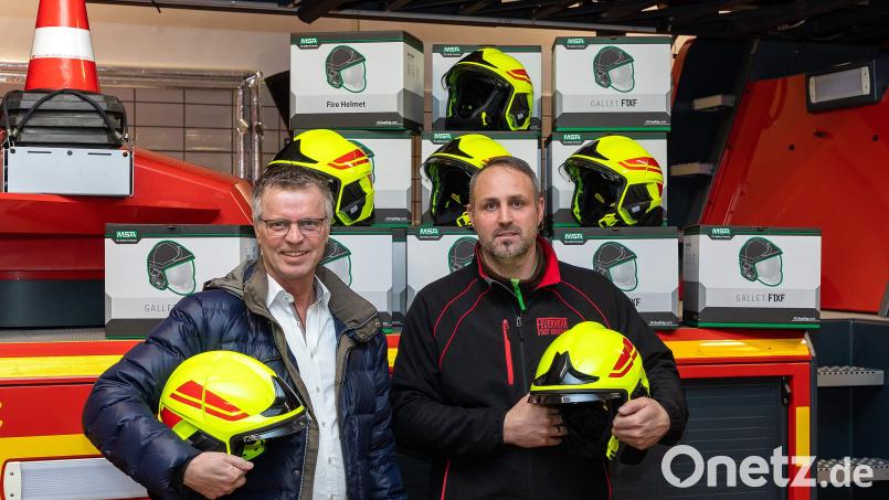 Bürgermeister Hermann Falk (links) übergibt an Kommandanten SebastianJasinsky 60 nach den neuesten Standards ausgestattete Feuerwehrhelme. Preis pro Helm: 300 Euro. Bild: u