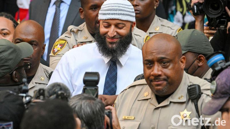 War 1999 als Teenager nach der Ermordung seiner Ex-Freundin festgenommen und zu lebenslanger Haft verurteilt worden: Adnan Syed (M.). Bild: Jerry Jackson/The Baltimore Sun/AP/dpa