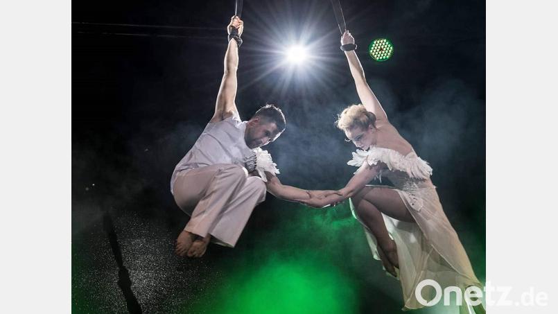 In schwindelerregenden Höhen: Dominik Halamek, Macher des Circus of Fantasy, und Svetlana Wottschel, eine langjährige Akrobatikpartnerin. Bild: Udo Klünsch