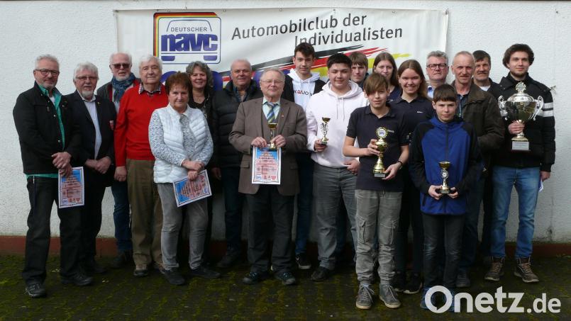 Der Automobil-Sportclub würdigte langjährige Mitgliedschaft und sportliche Erfolge. Im Bild die Geehrten mit Bürgermeister Michael Göth und Vorsitzendem Hans Bohmann. Bild: Bohmann/exb