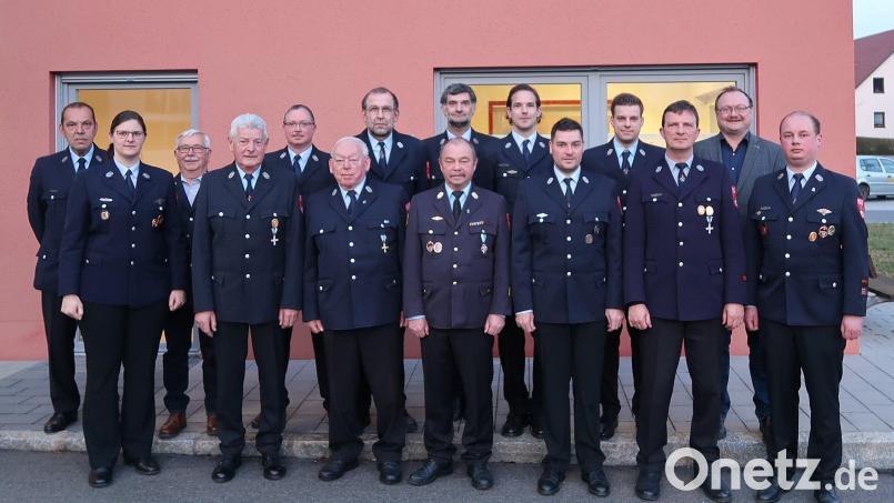 Im zweiten Anlauf gelingt es der Feuerwehr Freihung, einen neuen Vorstand zu wählen (von links): Georg Rabenstein, Schriftführerin Christina Rabenstein, Johann Schmidschneider, Josef Götz, Andreas Kohl, Günther Ernst, Markus Döbereiner, Vorsitzender Karl Luber, Manfred Göttlinger, Zweiter Kassier Julian Klier, Zweiter Vorsitzender Florian Bauer, Bastian Hörl, Kassier Martin Koppmann, Bürgermeister Uwe König und Kommandant Andreas Luber. Bild: rab