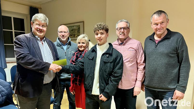 Marion und Marco Stahl (Mitte) sind sprachlos: Bürgermeister Martin Schregelmann (links) und die Fraktionssprecher Michael Feige, Rudolf Teichmann und Hans Beutner (von links) überreichen den beiden 500 Euro als Spende für die A-Jugend des SV. Bild: Eichl