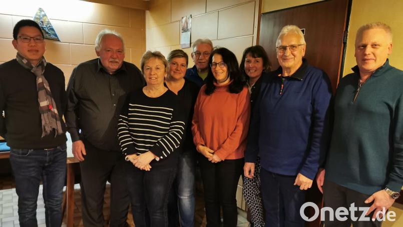 Bürgermeister Jürgen Kürzinger (rechts) sowie Pater Samuel Patton (von links) gratulieren dem neuen Vorstandsteam mit Reinhold Ziegler, Irmgard Schaller, Manuela Kaufmann, Reinhold Schmidt, Rosi Stopfer und Manfred Schaller. Bild: hzi