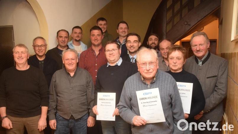 Ehrungen und Neuwahl bei der CSU Wurz. Neuer Vorsitzender ist Manfred Wolfrath (vorne, Dritter von links). Bild: fz