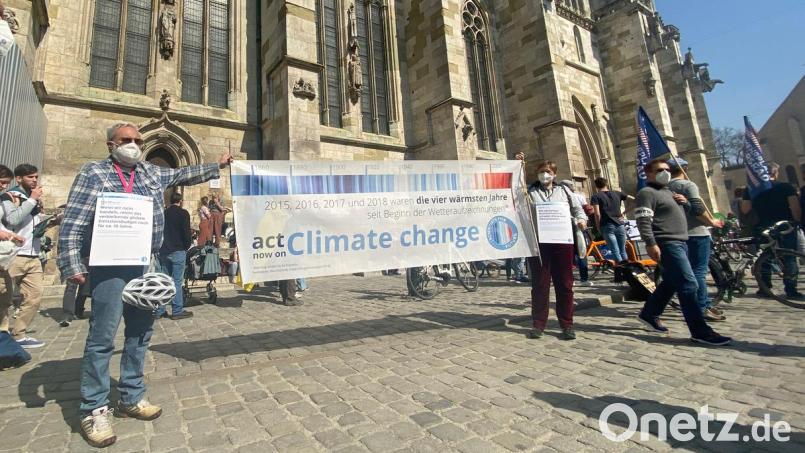 Klimademo im März 2022 vor dem Dom in Regensburg; die Ortsgruppe der &quot;Scientists for Future&quot; ist an vorderster Front dabei. Bild: privat/exb