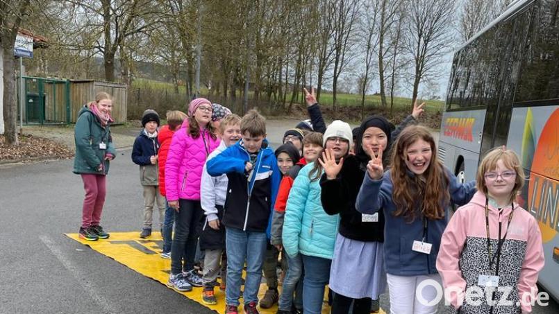 Bei der Verkehrserziehung machten Vertreter des ADAC die Viertklässler der Grundschule Auerbach mit den Risiken vertraut, die im sogenannten &quot;toten Winkel&quot; lauern. Bild: Sandra Weber