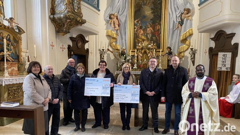 Bei der Spendenübergabe in der Johanneskirche (von links): Theresia Scheibel (Historischer Verein), Sepp Höllriegl (Köhlerfreunde), Schriftsteller Dieter Walter, Petra Sperl, Karin Borchers (Kinderpalliativteam), Petra Waldhauser (Selbsthilfegruppe krebskranker Kinder), Josef Gilch, Bürgermeister Erich Meidinger und Pfarrer Sagayaraj Lourdusamy. Bild: wec