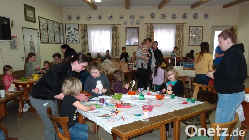 Der Kleintierzuchtverein verwandelte den Vereinsraum für die Kinder in eine österliche Werkstatt. Bild: gz