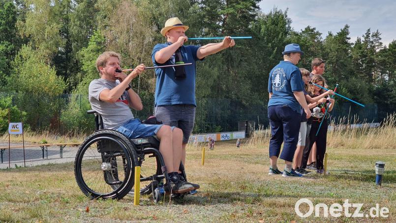 Sportler des Bogenclubs Oberviechtach beim Training auf ihrer Anlage in Leuchtenberg. Einige Oberviechtacher nahmen auch an den OSB-Meisterschaften teil. Bild: Bogenclub Oberviechtach