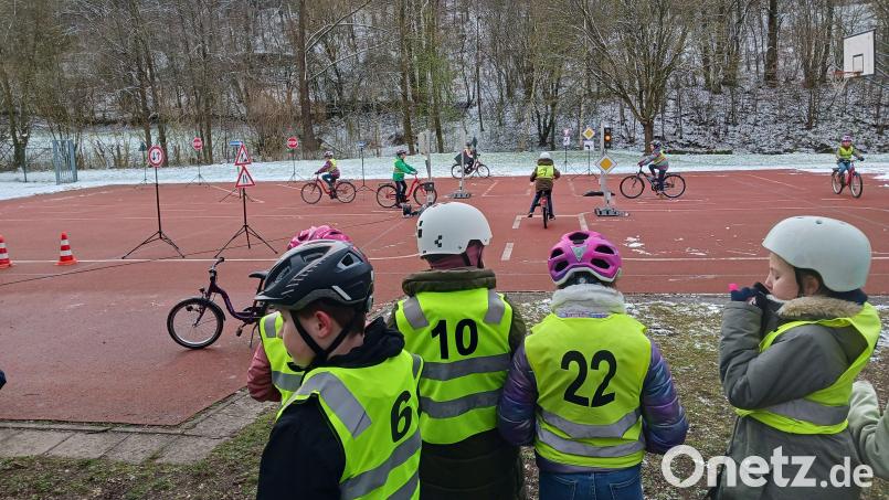 Rush-Hour auf dem &quot;Roten&quot; in Freudenberg: Der rote Platz dient als Verkehrsfläche für die Radlfahrer aus den 4. Klassen. Bild: gri