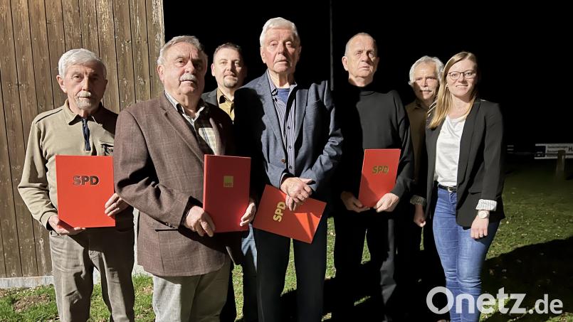 Große Ehre für jahrzehntelange Treue zur Partei (von links): Uli Döllinger, Boris Damzog, Bürgermeister Markus Ludwig, Manfred Müller, Michael Janker, Konrad Schell, Nicole Bäumler. Bild: Eichl