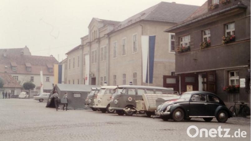 1966 fand die Segnung eines Sanitätskraftwagens und ein Fest vor dem damaligen Garagengebäude am Johannisplatz statt. Dort soll im Juni das 112-jährige Bestehen der Rotkreuzbereitschaft gefeiert werden. Archivbild: BRK Waldsassen/exb