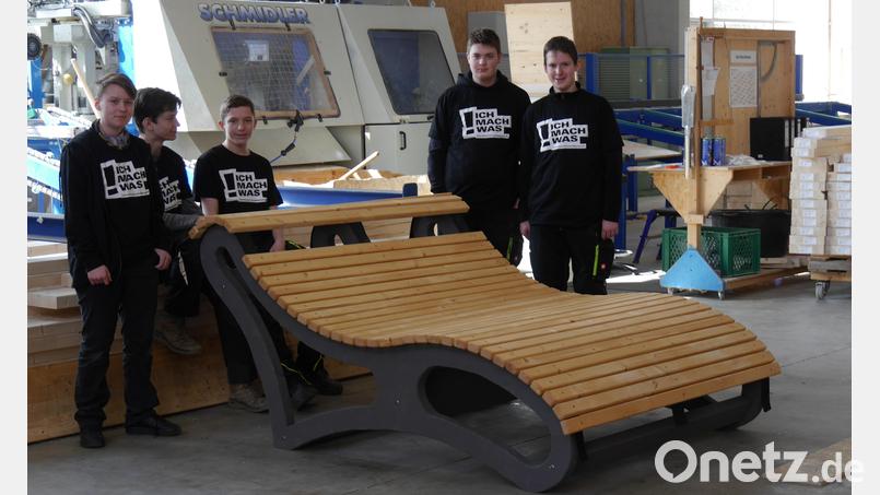 Stolz auf ein gelungenes Werk: Die Gruppe der Realschule beweist Talent und präsentiert die selbst gefertigten Relaxliegen. Bild: Andreas Stark/exb