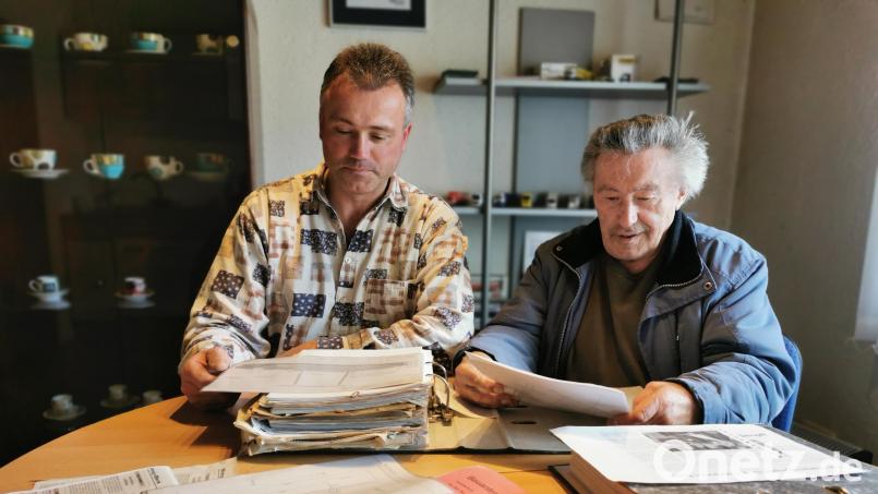 Martin Biegerl und sein Vater Ludwig berichten von ihren Windkraftplänen vor rund 20 Jahren. Es gab bereits einen Bauantrag. Bild: Portner