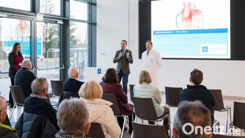 Nicht alle Schulterbeschwerden erfordern eine operative Behandlung. Beim Infoabend gaben Chefarzt Dr. Horst Schneider (links) und Oberarzt Dr. Dietmar Milkiewicz Empfehlungen, um Schmerzen dauerhaft und erfolgreich zu mildern. Bild: Stefanie Beer/exb
