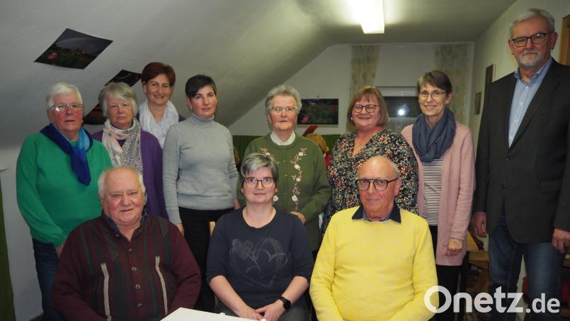 Regina Schmid (hintere Reihe, Vierte von rechts) führt seit 30 Jahren den Zitherclub Neustadt. Dafür wird sie in der Jahreshauptversammlung besonders geehrt. Bild: krb