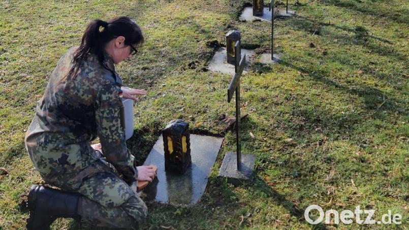Soldaten des Logistikbataillons 472 aus Kümmersbruck haben der Kurfürstlichen Schlosswache geholfen, die Kriegsgräber im Katharinenfriedhof zu säubern. Bild: Gabriele Wennicke/exb