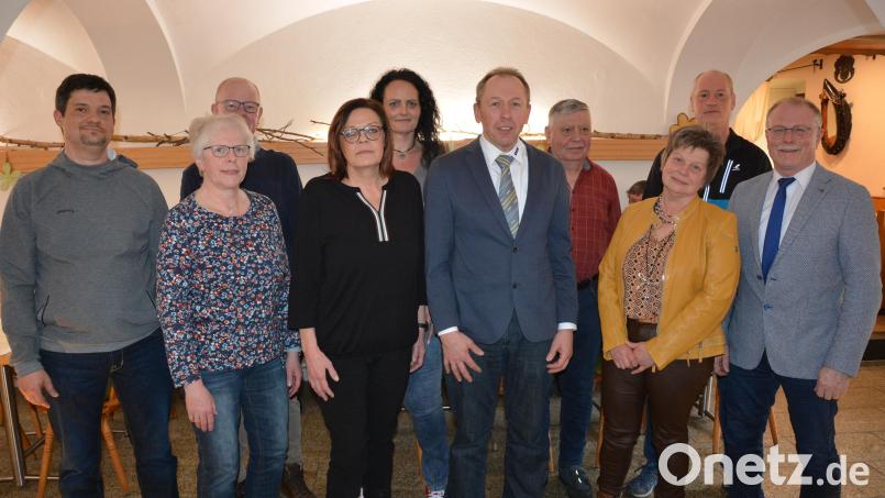 Mit dieser Mannschaft geht der VdK Konnersreuth in die kommenden vier Jahre: (von links) Anton Lang, Sigrid Haberkorn, Klaus Kopp, Claudia Neumann, Pamela Zitterbart, Vorsitzender Lorenz Haberkorn, Andreas Lang, VdK-Kreisgeschäftsführer Thomas Döhler und Bürgermeister Max Bindl. Bild: jr
