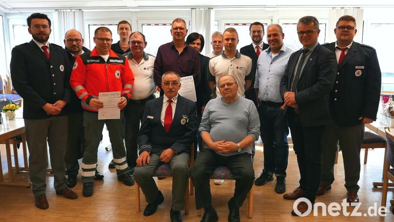 Vertreter des BRK und aus Stadt, Politik, Wirtschaft, des BRK-Kreisverbands sowie die Partnerorganisationen Feuerwehr und THW Ortsverbandes Neunburg trafen sich zu einer Jahreshauptversammlung. Bild: Lang/exb