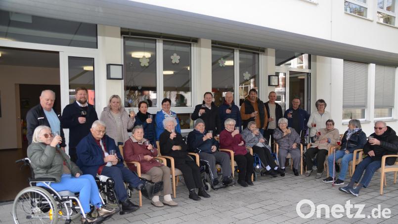 Unter der von Inkas gespendeten Markise stieß der Senta-Seniorenkreis mit den Betreuerinnen und Inkas-Vertretern auf den neuen Sonnenschutz an. Bild: ak
