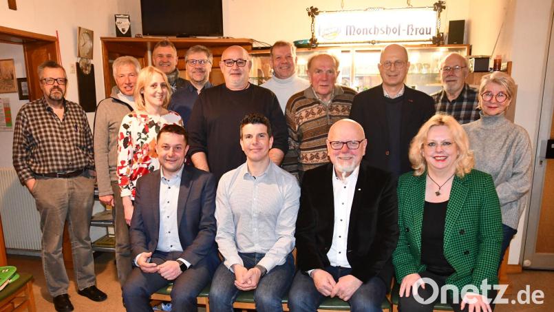 Vorsitzender Nikola Vranjes (sitzend, Zweiter von links) führt die CSU Hammerweg. Bild: Nachtigall/exb