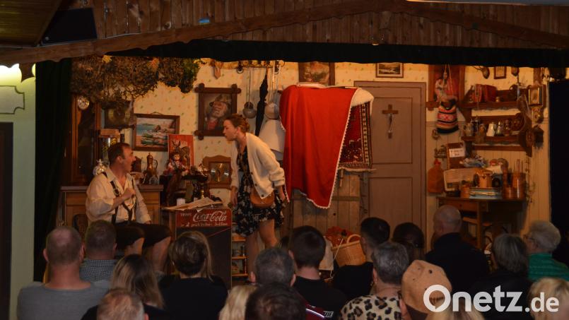 Waldemar &quot;Waldi&quot; Zimmerschiet (Franz Voith) und dessen Ehefrau Helene (Vanessa Tretter) erleben mit ihrem Trödelladen turbulente Szenen, bei denen sogar eine Mumie eine Rolle spielt. Bild: dob