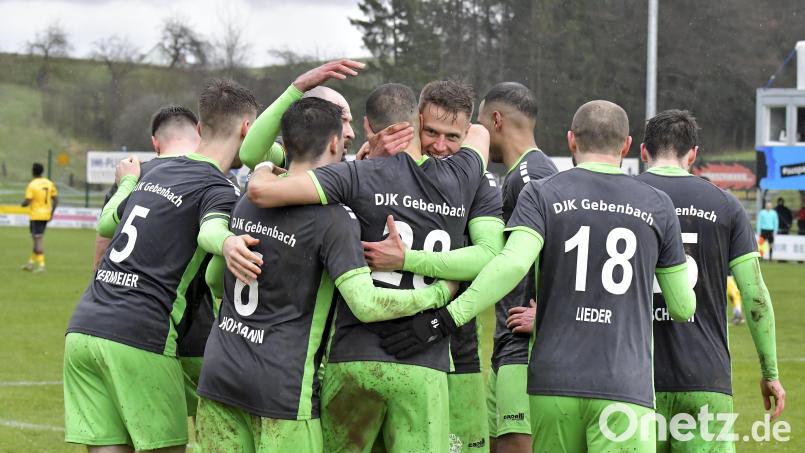 Die DJK Gebenbach in kollektiver Jubelpose. Das würden die beiden Trainer der Bayernliga-Truppe gerne am Freitag wieder so sehen. Archivbild: Hubert Ziegler