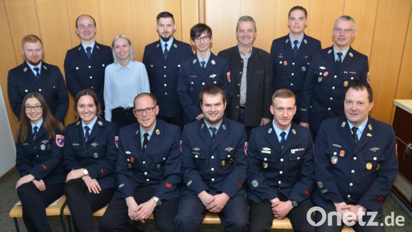Ehrungen und Beförderungen standen bei der Vohenstraußer Stützpunktwehr an. Bürgermeister Andreas Wutzlhofer (hinten, Dritter von rechts) ist stolz auf die Wehrleute, die rund um die Uhr für die Sicherheit der Bürger sorgen. Bild: dob