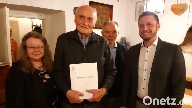 Der OGV Schirmitz ehrt Hans Koller (mit Urkunde) für 70 Jahre Mitgliedschaft. Es gratulieren Bezirksvorsitzende Rosa Prell (links) sowie der scheidende OGV-Vorsitzende Herbert Wolf (Zweiter von rechts) und Bürgermeister Ernst Lenk (rechts). Bild: OGV Schirmitz/exb