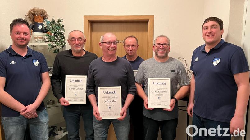 Vorsitzender Matthias Gmeiner, die neuen Ehrenmitglieder Werner Gmeiner, Gerhard Pohl, Hans Kurzka und Richard Albrecht und zweiter Vorsitzender Rene Albrecht (von links) freuen sich gemeinsam über die Auszeichnungen. Bild: Martina Stangl/exb