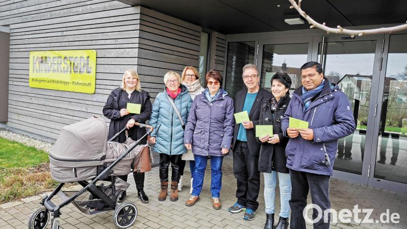Spendenübergabe von 400 Euro des Generationen-Dorfkaffees. Bild: Sabine Kuran/exb