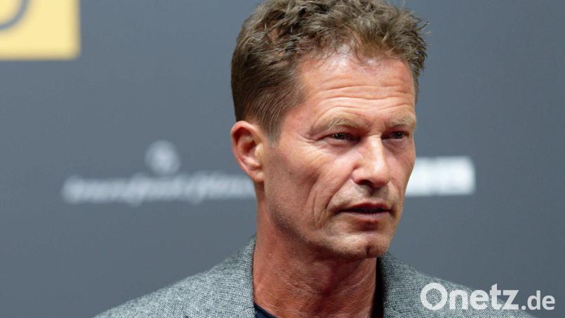 Der Schauspieler Til Schweiger kommt zur Premiere des Films „Manta Manta - Zwoter Teil“. Von Klimaaktivisten, die sich auf der Straße festkleben, scheint er nicht viel zu halten. Bild: Henning Kaiser/dpa