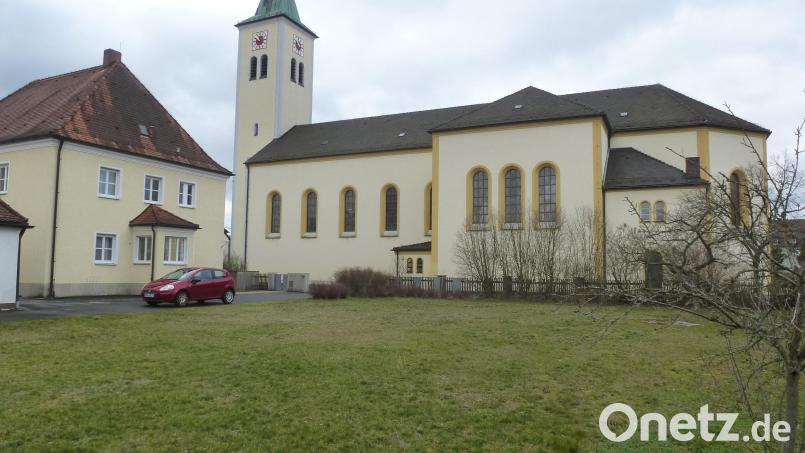 Der Platz neben Kirche und Pfarrhof hätte für ein neues Pfarrheim schon gepasst. Aber die ausufernden Baukosten von über 1,5 Millionen Euro standen der Verwirklichung letztlich im Weg . Eine andere Lösung auf dem ALIA-Gelände fand jetzt Zustimmung. Bild: bk