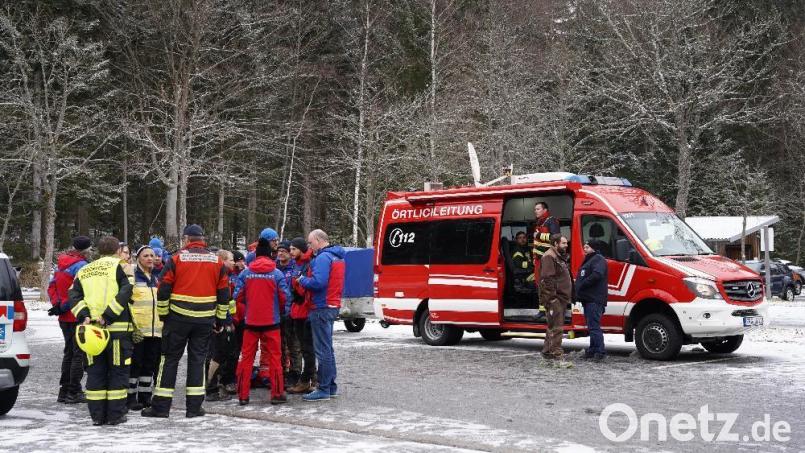 Einsatzkräfte der Feuerwehr stehen in der Nähe der Stelle, an der ein Kleinflugzeug im Bayerischen Wald abgestürzt ist. Nach Polizeiangaben starben dabei zwei Menschen. Archivbild: dpa
