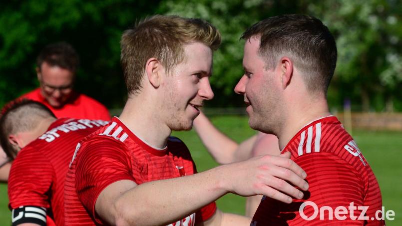 Die Brüder Bastian (rechts) und Dennis Lobinger.würden auch gerne nach dem Spiel gegen den SV Neukirchen b. Hl. Blut jubeln. Bild: ham