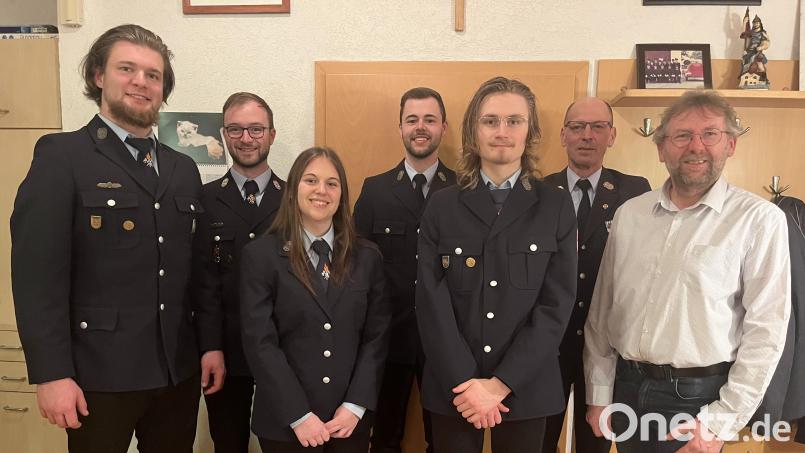 Von der Jugendfeuerwehr in die aktive Wehr wurden aufgenommen Sabrina Murr und Alexander Schatz ((Dritte und Fünfter von links). Mit im Bild sind (von links) Vorsitzender Johannes Reindl, Kommandant Christoph Dumler, Jugendwart Dominik Schiml, Kreisbrandmeister Alois Schindler und Zweiter Bürgermeister Hermann Schraml. Bild: Lukas Vogl/exb