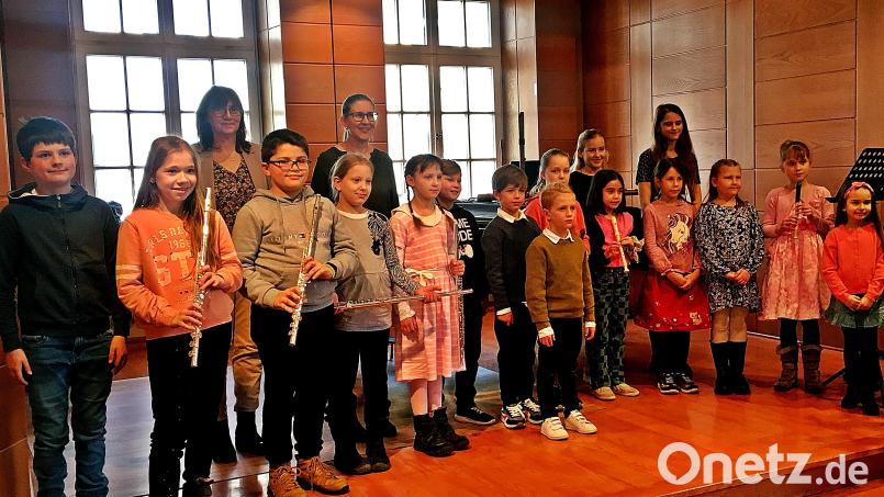 Beim Vorspielabend in der Franz-Grothe-Musikschule glänzen Schüler und Schülerinnen auf der Blockflöte, am Klavier und der Querflöte tonsicher. Bild: R. Kreuzer