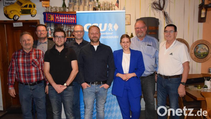 Der CSU-Ortsverband Hohenburg wählt einen neuen Vorstand mit Bastian Wittl (Mitte) an der Spitze. Bild: bö