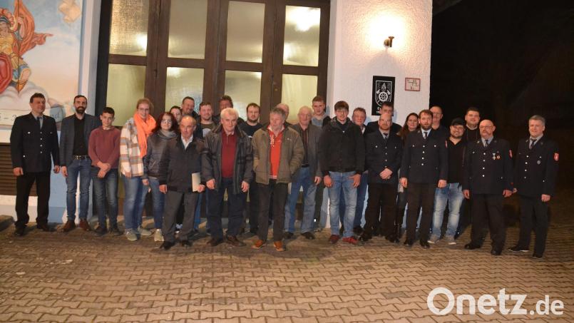 Die Feuerwehr Saubersrieth-Niederland ehrt bei der Generalversammlung im Gerätehaus Saubersrieth durch Vorsitzenden Günter Pösl ihre treuen Mitglieder. Bild: gi
