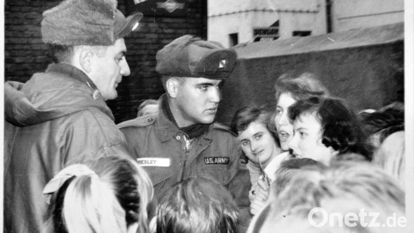 Vor 65 Jahren: Weltstar Elvis Presley schaut im Autohaus Wies in der Bahnhofstraße vorbei – und ist schnell von Fans umringt. Bild: exb/Werner Kraus