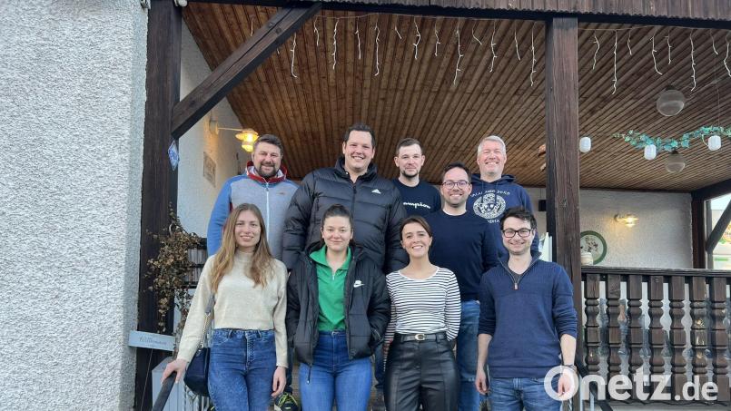 Neuer Vorsitzender der Jungen Union in Raigering-Krumbach ist Marco Mulzer (hinten, Zweiter von links). Zu seinen Stellvertretern wurden Florian Singer, Marina Kramer und Ina Koch (vorne, von rechts) gewählt. Es gratulierten CSU-Ortsvorsitzender Daniel Müller (hinten, links), JU-Ehren-Kreisvorsitzender Stefan Ott und JU-Kreisvorsitzender Florian Füger (hinten, von rechts). Bild: Florian Singer