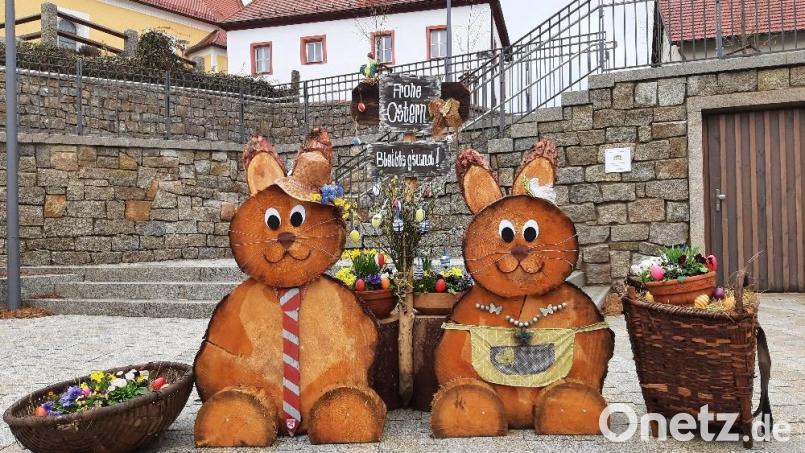Für einige Wochen verschönert das Hasenpaar den Ebnather Marktplatz. Bild: soj