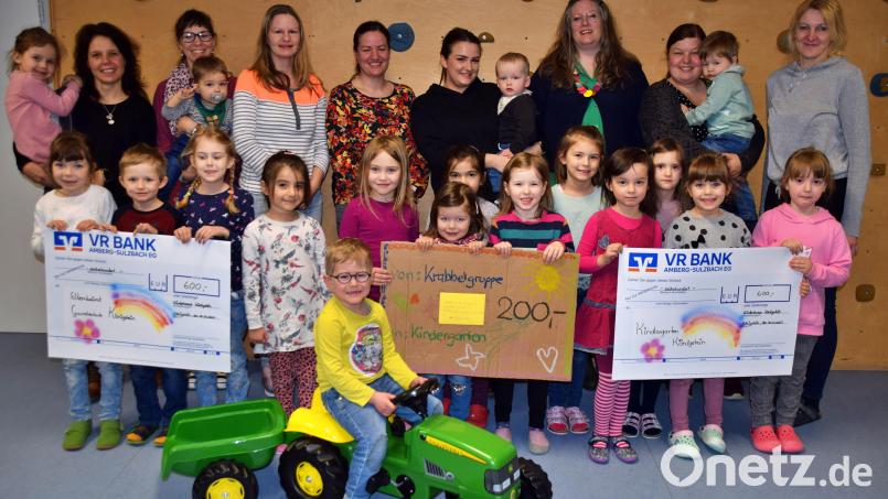 Das Organisations-Team des Babybasars und die Vorschulkinder mit Kindergartenleiterin Kerstin Höller (rechts) bei der Spendenübergabe. Auch der Bulldog, auf dem Michael sitzt, war eine Spende aus Basar-Einnahmen. Bild: wku