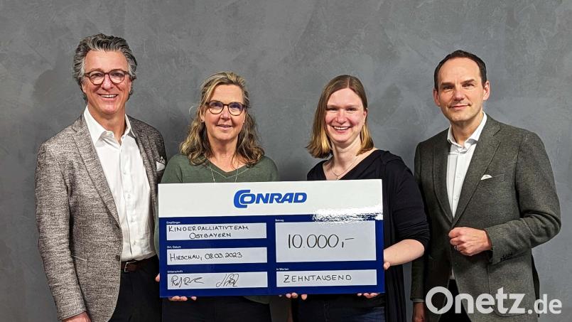 Jürgen Groth (links) und Ralf Bühler (rechts) von Conrad Electronic SE überreichen 10.000 Euro an das Kinderpalliativteam Ostbayern rund um Sonja Gromer und Christine Heimburger. Bild:  Conrad/Birkner/exb