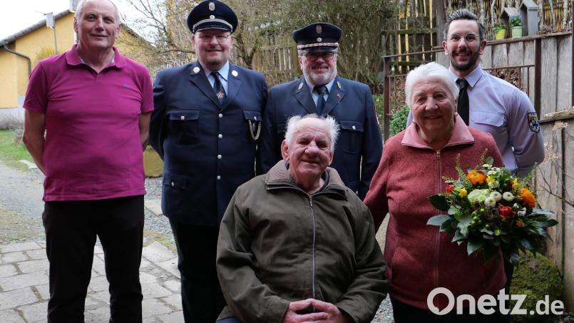 Von links: Erich Beer vom Kriegerverein, Feuerwehrkommandant Bastian Reiser, Feuerwehrvorsitzer Rudi Kreuzer und David Hoffmann von der Krieger- und Soldatenkameradschaft Ilsenbach gratulierte Ludwig Thoma, im Bild mit Ehefrau Anni. Bild: Martin Thoma/exb