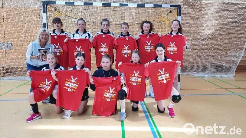 Für das Herzog-Christian-August-Gymnasium spielten Veronika Meißner (Tor), Pauline Steger, Nora Fiegel, Hanna Weidinger, Grete Koch, Ronja Richter, Nina Kinscher, Leonor Übler, Lisa Belinksi, Sarah Mauritz und Anna Müller, betreut von Studiendirektorin Bärbel Ströhl. Bild: stö