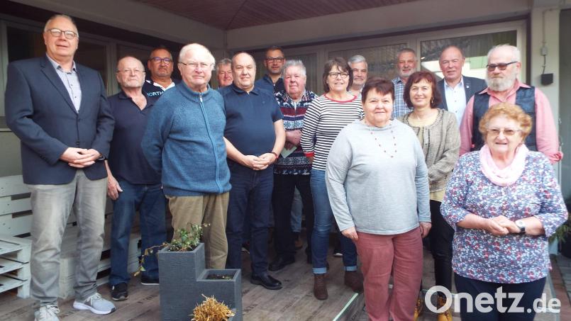 Die Heide-Siedler aus Kümmersbruck ehren langjährige Mitglieder, hier zusammen mit der Vorsitzenden Lisbeth Schnaus (vordere Reihe, Zweite von rechts), dem neuen Kreisvorsitzenden Klaus Bleisteiner (links) und Bürgermeister Roland Strehl (hintere Reihe rechts). Bild: e