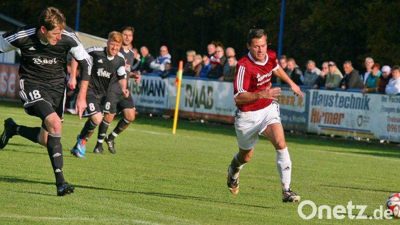 Andreas Schimmerer (rechts) stürmt auf und davon: Der Offensivspieler trug bereits das Trikot des SV Etzenricht (Szene) und der SpVgg Weiden. Aktuell trainiert der 35-Jährige den SV Floß. Bild: war