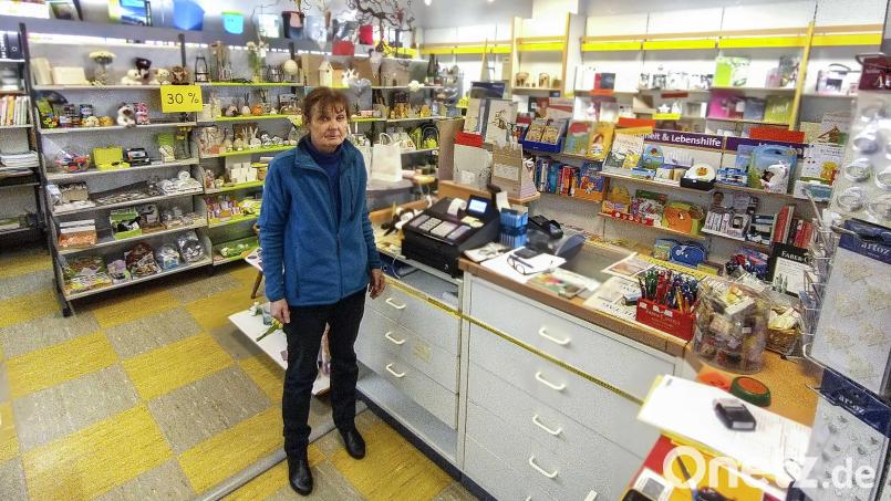 Martina Küster in ihrem Geschäft in der Marktredwitzer Leopoldstraße. Bis Ende Juni will sie das Sortiment verkauft haben. Bild: Gerd Pöhlmann/fph